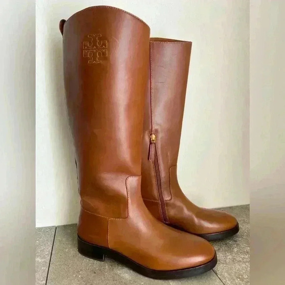 Tory Burch The Riding Boot Embossed Logo Palissandro (Royal Tan) Color Size 10M - Picture 1 of 7